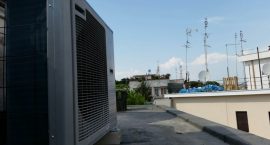 Unità esterna pompa di calore NIBE Split Pack1 per impianto aerotermico in appartamento.
