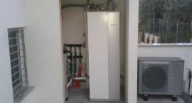Pompa di calore per impianto aerotermico di riscaldamento, raffrescamento e acqua calda in villa bifamiliare